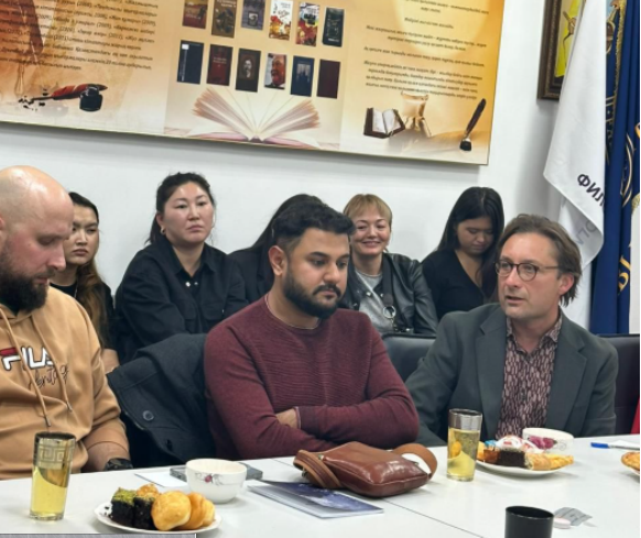 «Дом, который помнит»: поэтический вечер с участием Соннета Мондала на кафедре русской филологии и мировой литературы Казахского национального университета им. Аль-Фараби